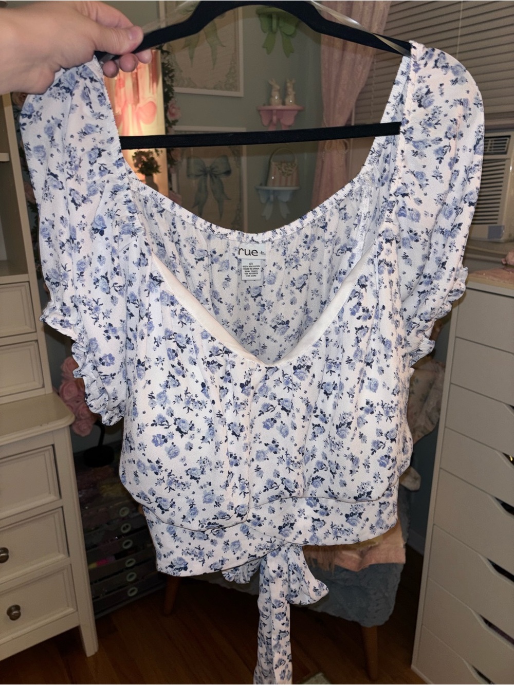 Rue21 White Floral Tie-Front Crop Top with Blue Print